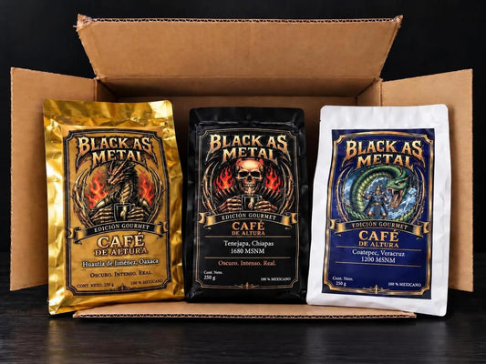 Trilogía Metalera: tres bolsas de 250 g de Black as Metal Coffee (Huautla, Oaxaca; Tenejapa, Chiapas; Coatepec, Veracruz) en su caja de envío